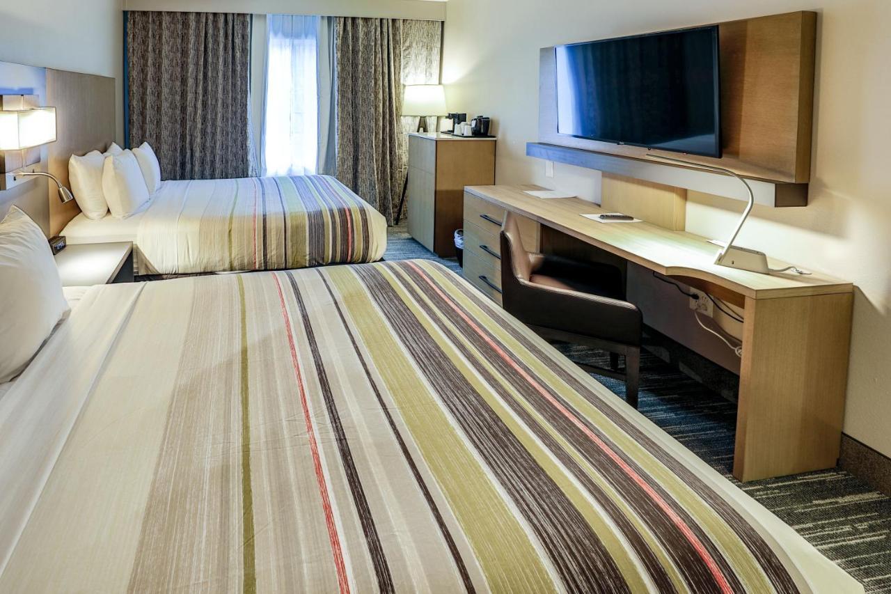 Hotel Country & By Radisson Airport Tn 3*