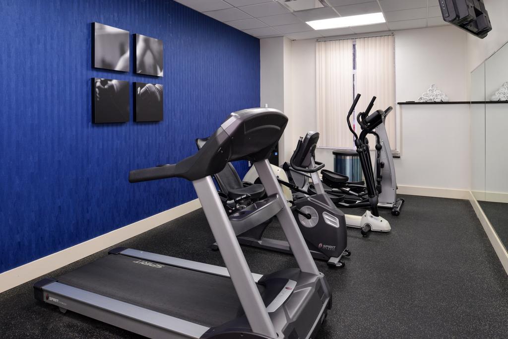 Hotel Country & By Radisson Airport Tn 3*
