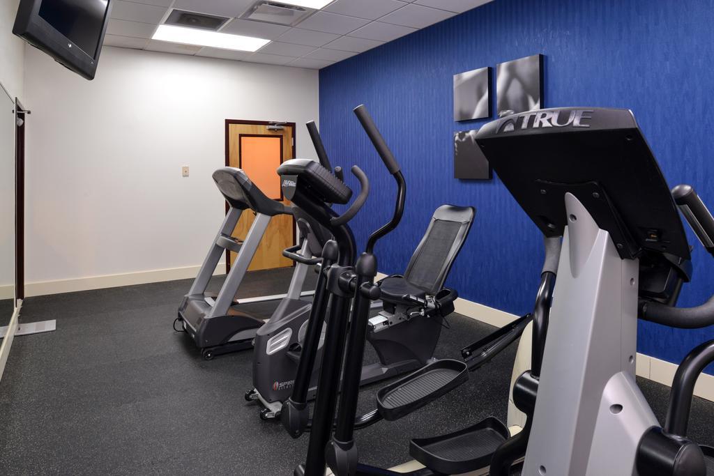 Hotel Country & By Radisson Airport Tn